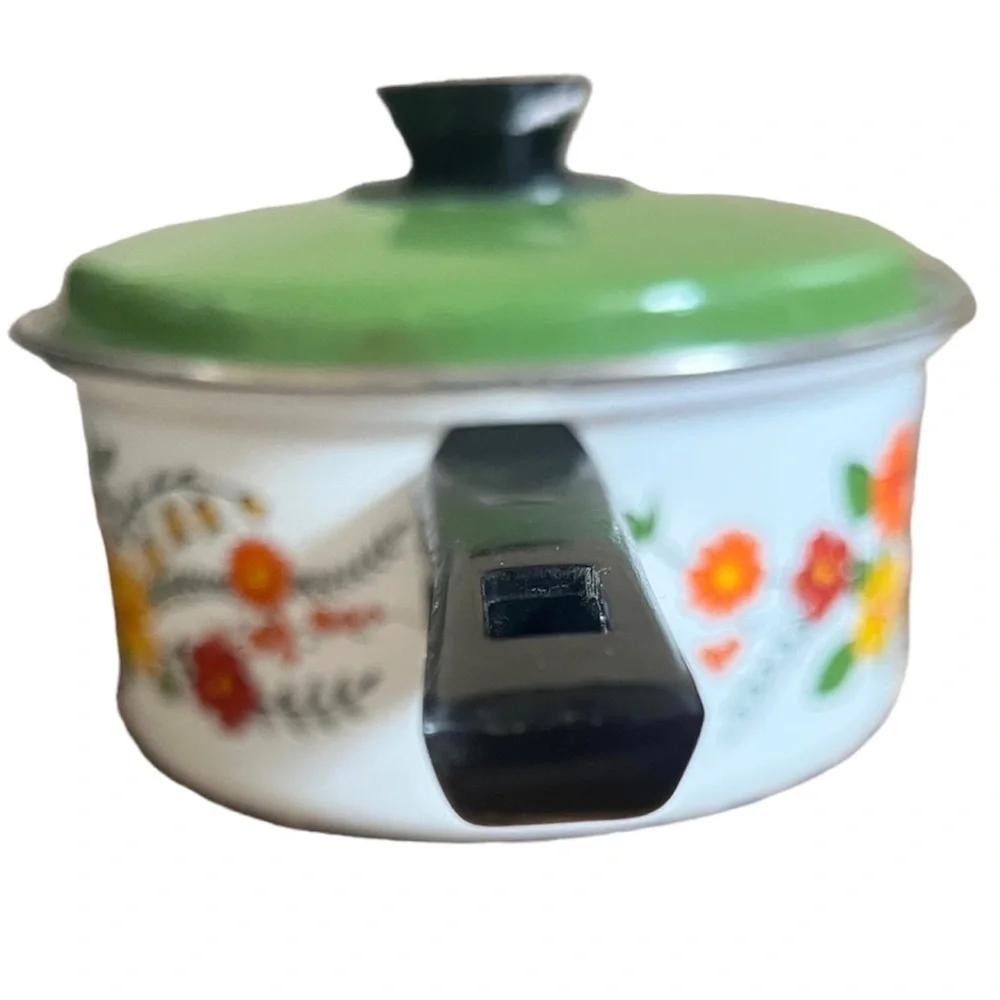 Vintage 2.5 quart groovy flower power saucepan with lid